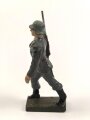 Angehöriger der Luftwaffe marschierend, Massefigur der Firma Lineol. Guter Zustand