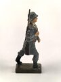 Angehöriger der Luftwaffe marschierend, Massefigur der Firma Lineol. Guter Zustand