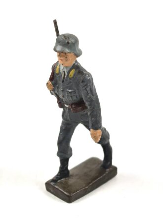 Angehöriger der Luftwaffe marschierend, Massefigur der Firma Lineol. Guter Zustand