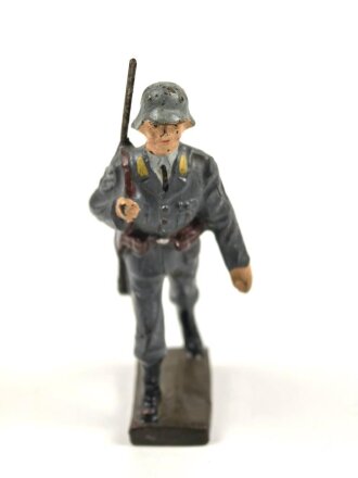 Angehöriger der Luftwaffe marschierend, Massefigur der Firma Lineol. Guter Zustand