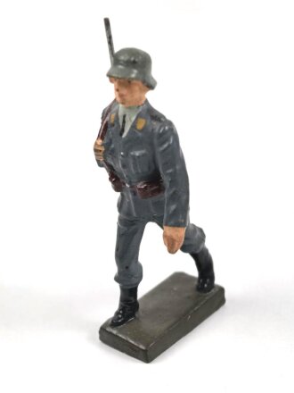 Angehöriger der Luftwaffe marschierend, Massefigur der Firma Lineol. Guter Zustand