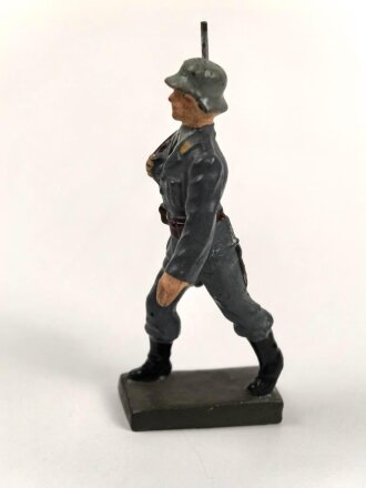 Angehöriger der Luftwaffe marschierend, Massefigur...