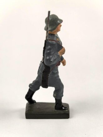 Angehöriger der Luftwaffe marschierend, Massefigur der Firma Lineol. Guter Zustand