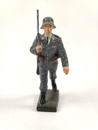 Angehöriger der Luftwaffe marschierend, Massefigur der Firma Lineol. Guter Zustand