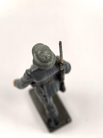 Angehöriger der Luftwaffe marschierend, Massefigur der Firma Lineol. Guter Zustand