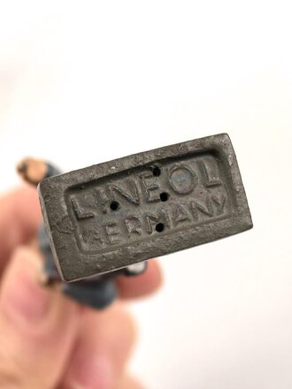 Angehöriger der Luftwaffe marschierend, Massefigur der Firma Lineol. Guter Zustand