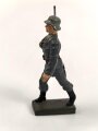 Angehöriger der Luftwaffe marschierend, Massefigur der Firma Lineol. Guter Zustand
