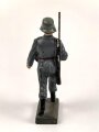 Angehöriger der Luftwaffe marschierend, Massefigur der Firma Lineol. Guter Zustand