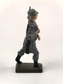 Angehöriger der Luftwaffe marschierend, Massefigur der Firma Lineol. Guter Zustand
