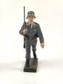 Angehöriger der Luftwaffe marschierend, Massefigur der Firma Lineol. Guter Zustand