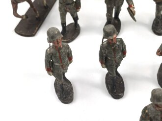 1. Weltkrieg, 23 feldgraue Massefiguren aus der 10cm Serie der Firma Elastolin. Alle original bemalt, jeweils ungereinigt