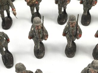 1. Weltkrieg, 23 feldgraue Massefiguren aus der 10cm Serie der Firma Elastolin. Alle original bemalt, jeweils ungereinigt