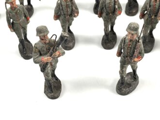 1. Weltkrieg, 23 feldgraue Massefiguren aus der 10cm Serie der Firma Elastolin. Alle original bemalt, jeweils ungereinigt