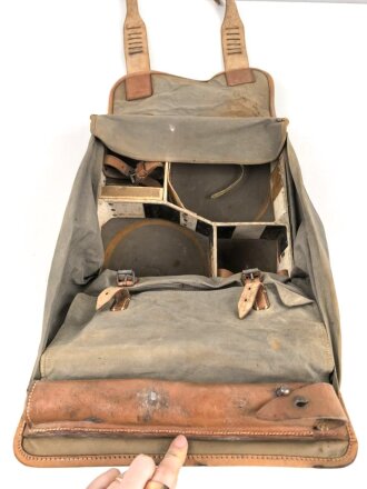Nachrichtentornister " 1 " Wehrmacht. Gebraucht, das Fell fehlt vollständig, mit Inneneinteilung, datiert 1934