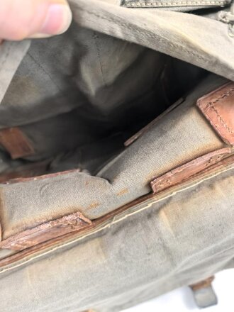 Nachrichtentornister " 1 " Wehrmacht. Gebraucht, das Fell fehlt vollständig, mit Inneneinteilung, datiert 1934