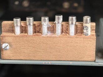 Wechselstromzähler "J6" Wehrmacht, datiert 1937. Guter Zustand, mit Verbindungskabel, im Transportkasten federnd gelagert. Ungereinigt, Funktion nicht geprüft