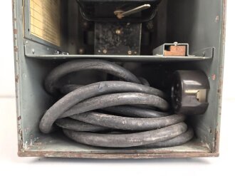 Wechselstromzähler "J6" Wehrmacht, datiert 1937. Guter Zustand, mit Verbindungskabel, im Transportkasten federnd gelagert. Ungereinigt, Funktion nicht geprüft