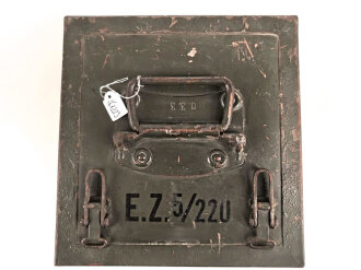 Wechselstromzähler "J6" Wehrmacht, datiert 1937. Guter Zustand, mit Verbindungskabel, im Transportkasten federnd gelagert. Ungereinigt, Funktion nicht geprüft