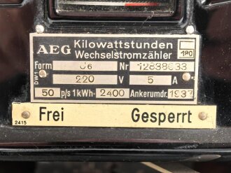 Wechselstromzähler "J6" Wehrmacht, datiert 1937. Guter Zustand, mit Verbindungskabel, im Transportkasten federnd gelagert. Ungereinigt, Funktion nicht geprüft