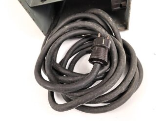 Wechselstromzähler "J6" Wehrmacht, datiert 1937. Guter Zustand, mit Verbindungskabel, im Transportkasten federnd gelagert. Ungereinigt, Funktion nicht geprüft