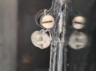 Wechselstromzähler "J6" Wehrmacht, datiert 1937. Guter Zustand, mit Verbindungskabel, im Transportkasten federnd gelagert. Ungereinigt, Funktion nicht geprüft