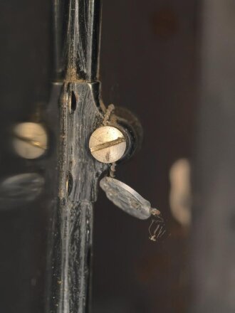 Wechselstromzähler "J6" Wehrmacht, datiert 1937. Guter Zustand, mit Verbindungskabel, im Transportkasten federnd gelagert. Ungereinigt, Funktion nicht geprüft