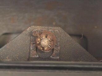 Wechselstromzähler "J6" Wehrmacht, datiert 1937. Guter Zustand, mit Verbindungskabel, im Transportkasten federnd gelagert. Ungereinigt, Funktion nicht geprüft