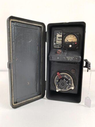 "Abstimm oder Anschlusseinsatz a" Abst.a. Originallack, Funktion nicht geprüft. Verwendet zur elektrischen Anpassung von Tornisterfunkgeräten B1 und f an die mit Hochfrequenzkabel ausgerüstete Festungsantennenanlage.