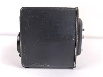 "Abstimm oder Anschlusseinsatz a" Abst.a. Originallack, Funktion nicht geprüft. Verwendet zur elektrischen Anpassung von Tornisterfunkgeräten B1 und f an die mit Hochfrequenzkabel ausgerüstete Festungsantennenanlage.