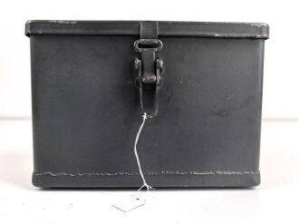 "Abstimm oder Anschlusseinsatz a" Abst.a. Originallack, Funktion nicht geprüft. Verwendet zur elektrischen Anpassung von Tornisterfunkgeräten B1 und f an die mit Hochfrequenzkabel ausgerüstete Festungsantennenanlage.