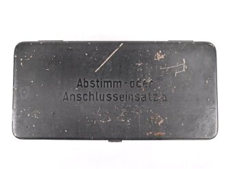 "Abstimm oder Anschlusseinsatz a" Abst.a. Originallack, Funktion nicht geprüft. Verwendet zur elektrischen Anpassung von Tornisterfunkgeräten B1 und f an die mit Hochfrequenzkabel ausgerüstete Festungsantennenanlage.