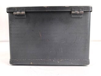 "Abstimm oder Anschlusseinsatz a" Abst.a. Originallack, Funktion nicht geprüft. Verwendet zur elektrischen Anpassung von Tornisterfunkgeräten B1 und f an die mit Hochfrequenzkabel ausgerüstete Festungsantennenanlage.