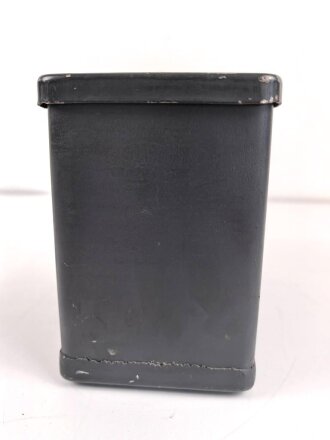 "Abstimm oder Anschlusseinsatz a" Abst.a. Originallack, Funktion nicht geprüft. Verwendet zur elektrischen Anpassung von Tornisterfunkgeräten B1 und f an die mit Hochfrequenzkabel ausgerüstete Festungsantennenanlage.