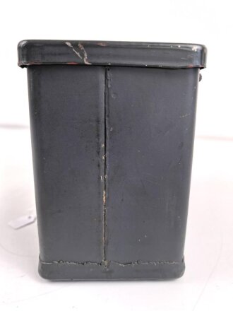 "Abstimm oder Anschlusseinsatz a" Abst.a. Originallack, Funktion nicht geprüft. Verwendet zur elektrischen Anpassung von Tornisterfunkgeräten B1 und f an die mit Hochfrequenzkabel ausgerüstete Festungsantennenanlage.