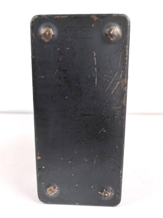 "Abstimm oder Anschlusseinsatz a" Abst.a. Originallack, Funktion nicht geprüft. Verwendet zur elektrischen Anpassung von Tornisterfunkgeräten B1 und f an die mit Hochfrequenzkabel ausgerüstete Festungsantennenanlage.