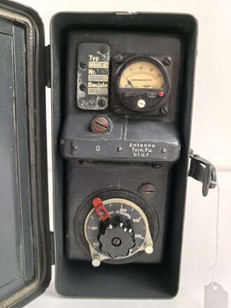 "Abstimm oder Anschlusseinsatz a" Abst.a. Originallack, Funktion nicht geprüft. Verwendet zur elektrischen Anpassung von Tornisterfunkgeräten B1 und f an die mit Hochfrequenzkabel ausgerüstete Festungsantennenanlage.