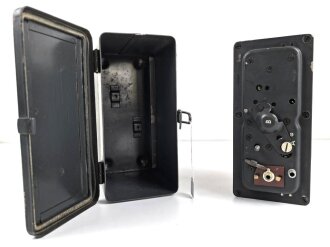 "Abstimm oder Anschlusseinsatz a" Abst.a. Originallack, Funktion nicht geprüft. Verwendet zur elektrischen Anpassung von Tornisterfunkgeräten B1 und f an die mit Hochfrequenzkabel ausgerüstete Festungsantennenanlage.