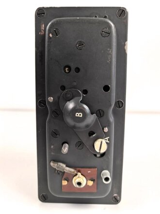 "Abstimm oder Anschlusseinsatz a" Abst.a. Originallack, Funktion nicht geprüft. Verwendet zur elektrischen Anpassung von Tornisterfunkgeräten B1 und f an die mit Hochfrequenzkabel ausgerüstete Festungsantennenanlage.