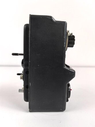 "Abstimm oder Anschlusseinsatz a" Abst.a. Originallack, Funktion nicht geprüft. Verwendet zur elektrischen Anpassung von Tornisterfunkgeräten B1 und f an die mit Hochfrequenzkabel ausgerüstete Festungsantennenanlage.
