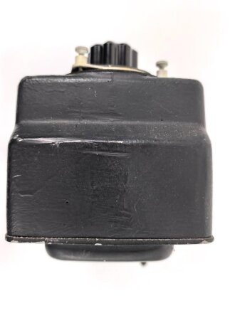 "Abstimm oder Anschlusseinsatz a" Abst.a. Originallack, Funktion nicht geprüft. Verwendet zur elektrischen Anpassung von Tornisterfunkgeräten B1 und f an die mit Hochfrequenzkabel ausgerüstete Festungsantennenanlage.