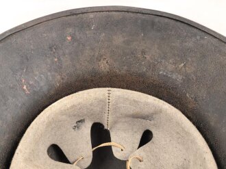 Stahlhelm Luftschutz, einteiliges Modell mit Kinnriemen aus Kuststoff und Zugband aus Webmaterial. Seitlich kann man schemenhaft reste von Abzeichen erkennen, vorne " Luftschutz" Emblem Original ?