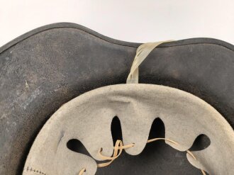 Stahlhelm Luftschutz, einteiliges Modell mit Kinnriemen aus Kuststoff und Zugband aus Webmaterial. Seitlich kann man schemenhaft reste von Abzeichen erkennen, vorne " Luftschutz" Emblem Original ?