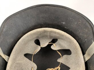 Stahlhelm Luftschutz, einteiliges Modell mit Kinnriemen aus Kuststoff und Zugband aus Webmaterial. Seitlich kann man schemenhaft reste von Abzeichen erkennen, vorne " Luftschutz" Emblem Original ?