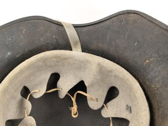 Stahlhelm Luftschutz, einteiliges Modell mit Kinnriemen aus Kuststoff und Zugband aus Webmaterial. Seitlich kann man schemenhaft reste von Abzeichen erkennen, vorne " Luftschutz" Emblem Original ?