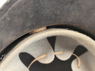 Stahlhelm Luftschutz, einteiliges Modell mit Kinnriemen aus Kuststoff und Zugband aus Webmaterial. Seitlich kann man schemenhaft reste von Abzeichen erkennen, vorne " Luftschutz" Emblem Original ?