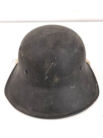 Stahlhelm Luftschutz, einteiliges Modell mit Kinnriemen aus Kuststoff und Zugband aus Webmaterial. Seitlich kann man schemenhaft reste von Abzeichen erkennen, vorne " Luftschutz" Emblem Original ?