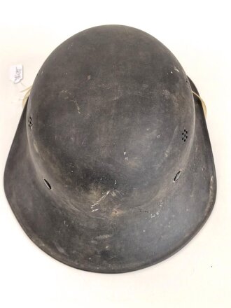 Stahlhelm Luftschutz, einteiliges Modell mit Kinnriemen aus Kuststoff und Zugband aus Webmaterial. Seitlich kann man schemenhaft reste von Abzeichen erkennen, vorne " Luftschutz" Emblem Original ?