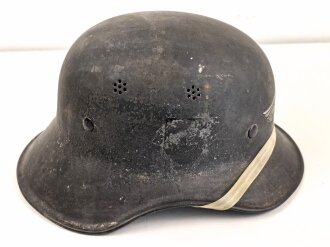 Stahlhelm Luftschutz, einteiliges Modell mit Kinnriemen aus Kuststoff und Zugband aus Webmaterial. Seitlich kann man schemenhaft reste von Abzeichen erkennen, vorne " Luftschutz" Emblem Original ?