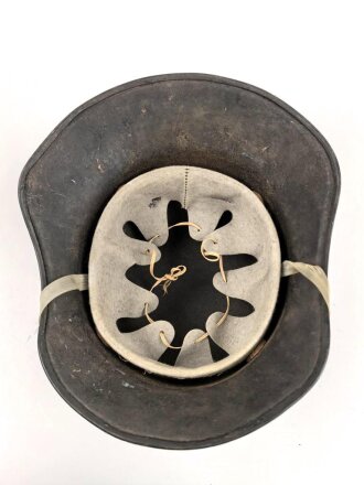 Stahlhelm Luftschutz, einteiliges Modell mit Kinnriemen aus Kuststoff und Zugband aus Webmaterial. Seitlich kann man schemenhaft reste von Abzeichen erkennen, vorne " Luftschutz" Emblem Original ?