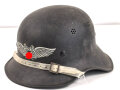 Stahlhelm Luftschutz, einteiliges Modell mit Kinnriemen aus Kuststoff und Zugband aus Webmaterial. Seitlich kann man schemenhaft reste von Abzeichen erkennen, vorne " Luftschutz" Emblem Original ?
